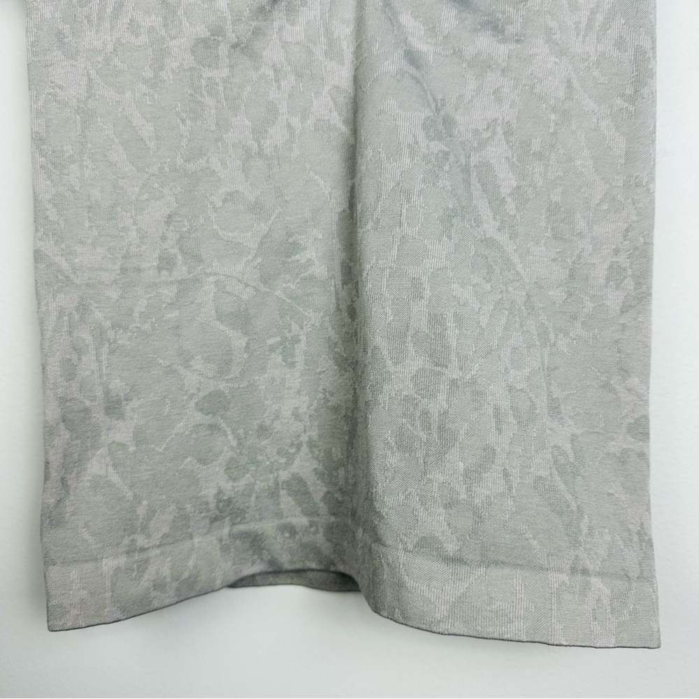 Gymshark NWOT Adapt Animal Seamless Short Sleeve Tee In Butterfly Grey Size XS - Picture 3 of 7